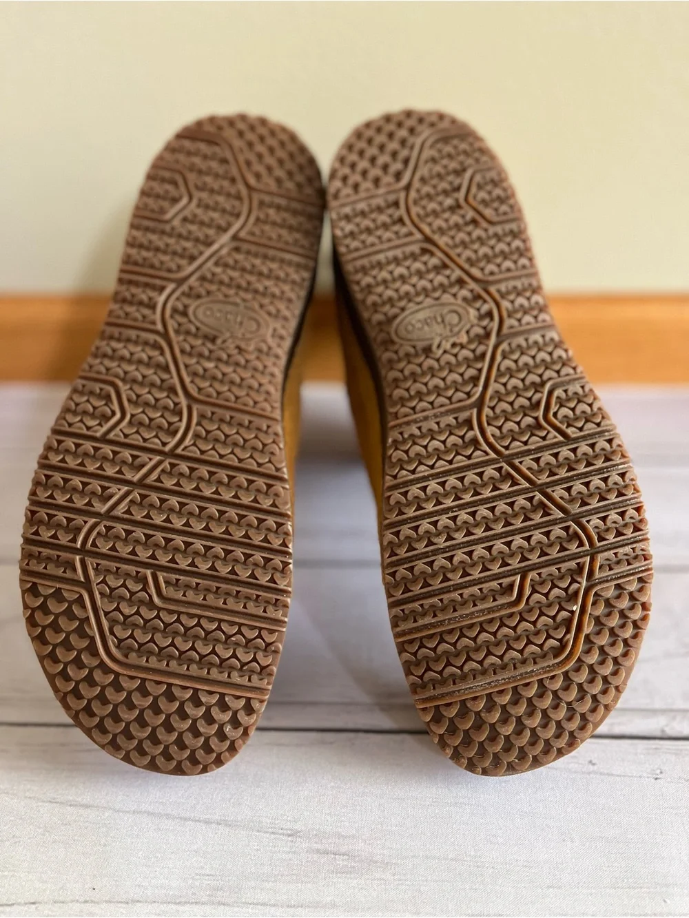 New women’s Chaco Paonia Chelsea pull on suede waterproof ankle boot. Size 10